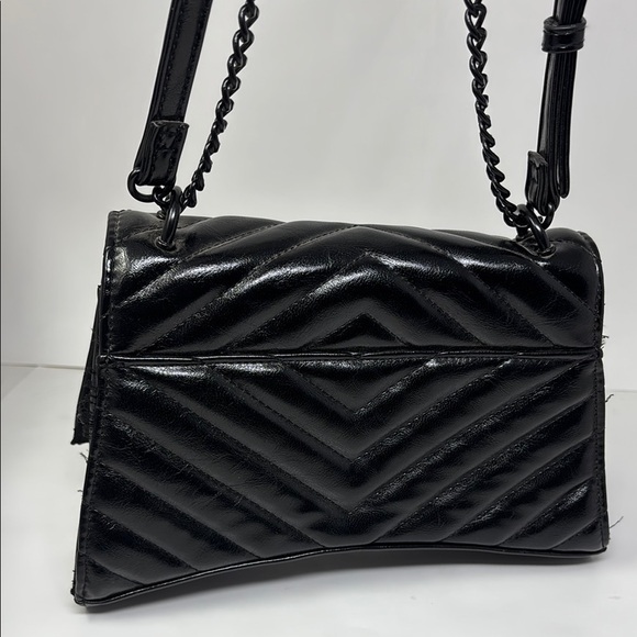 Forever 21 Quilted Crossbody Bag with Chain Strap 
Small black rigid - Picture 4 of 8